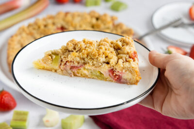 Erdbeer-Rhabarber-Kuchen mit Streusel
