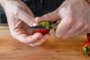 Erdbeeren putzen