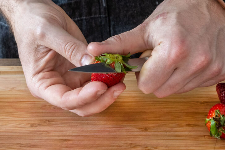 Erdbeeren putzen