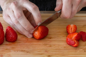 Erdbeeren schneiden