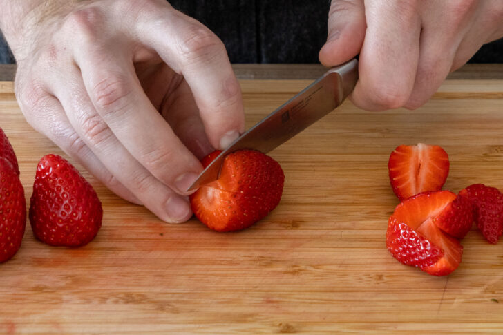 Erdbeeren schneiden