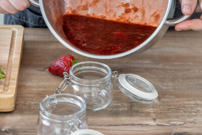 Erdbeer-Rhabarber-Marmelade abfüllen