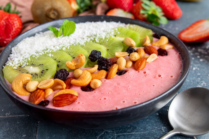 gesunde Erdbeer Smoothie Bowl