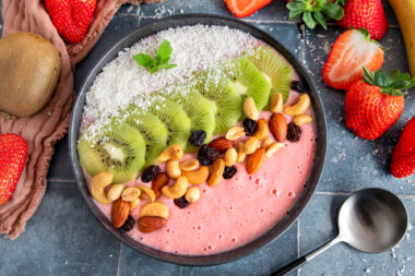 gesunde Erdbeer Smoothie Bowl