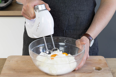 Eigelb mit Quark, Mascarpone und Puderzucker verrühren