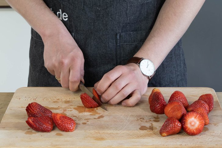 Erdbeeren klein schneiden