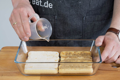 Espresso über die Löffelbiskuits geben
