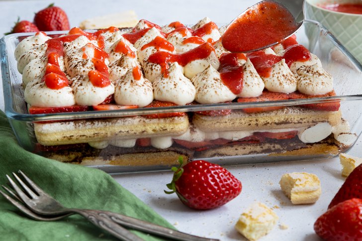 Erdbeer Tiramisu ohne Alkohol mit Erdbeer Püree dekorieren