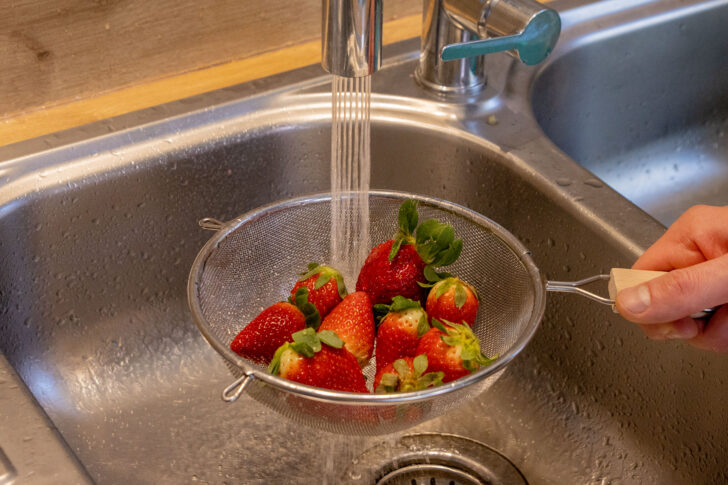 Erdbeeren waschen