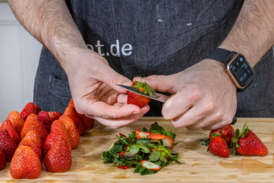 Erdbeeren waschen und Strunk entfernen