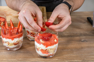 Erdbeer-Tiramisu im Glas dekorieren