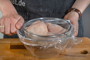 Fleisch mit Folie abdecken