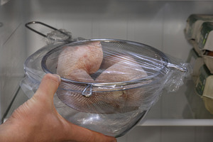 Fleisch abdecken und im Kühlschrank lagern