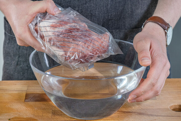 Fleisch in das Wasserbad geben