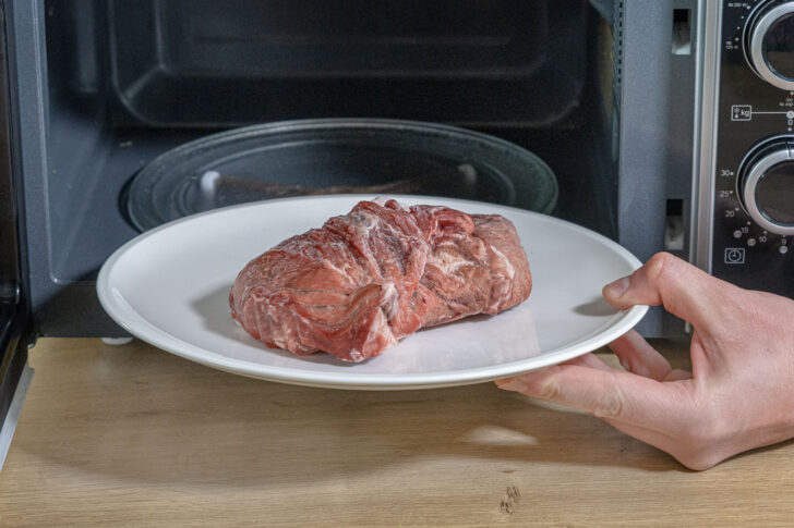 Fleisch in der Mikrowelle auftauen