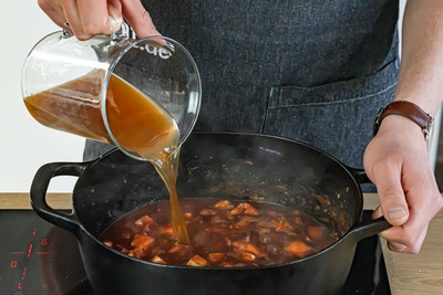 Gemüse mit Fond ablöschen