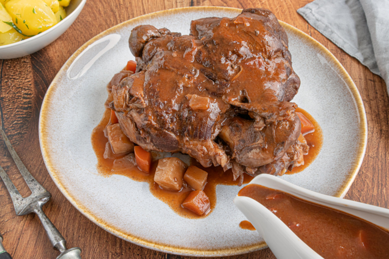 Lammkeule mit Niedrigtemperatur im Römertopf garen Lammkeule mit Niedrigtemperatur im Römertopf garen