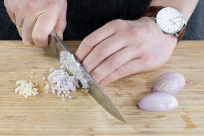 Schalotten und Knoblauch fein würfeln