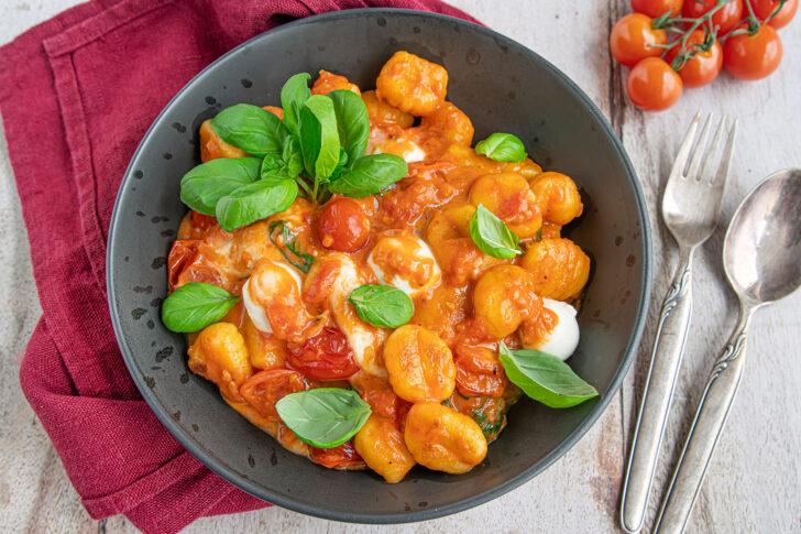 Gnocchi mit Mozzarella in Tomatensauce