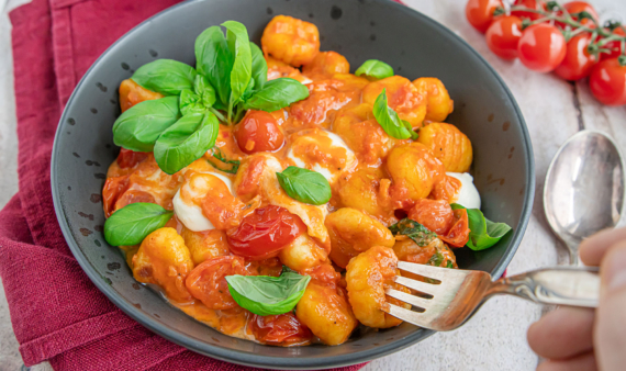 Gnocchi mit Mozzarella in Tomatensauce