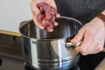 Rindfleisch in Rinderfond geben