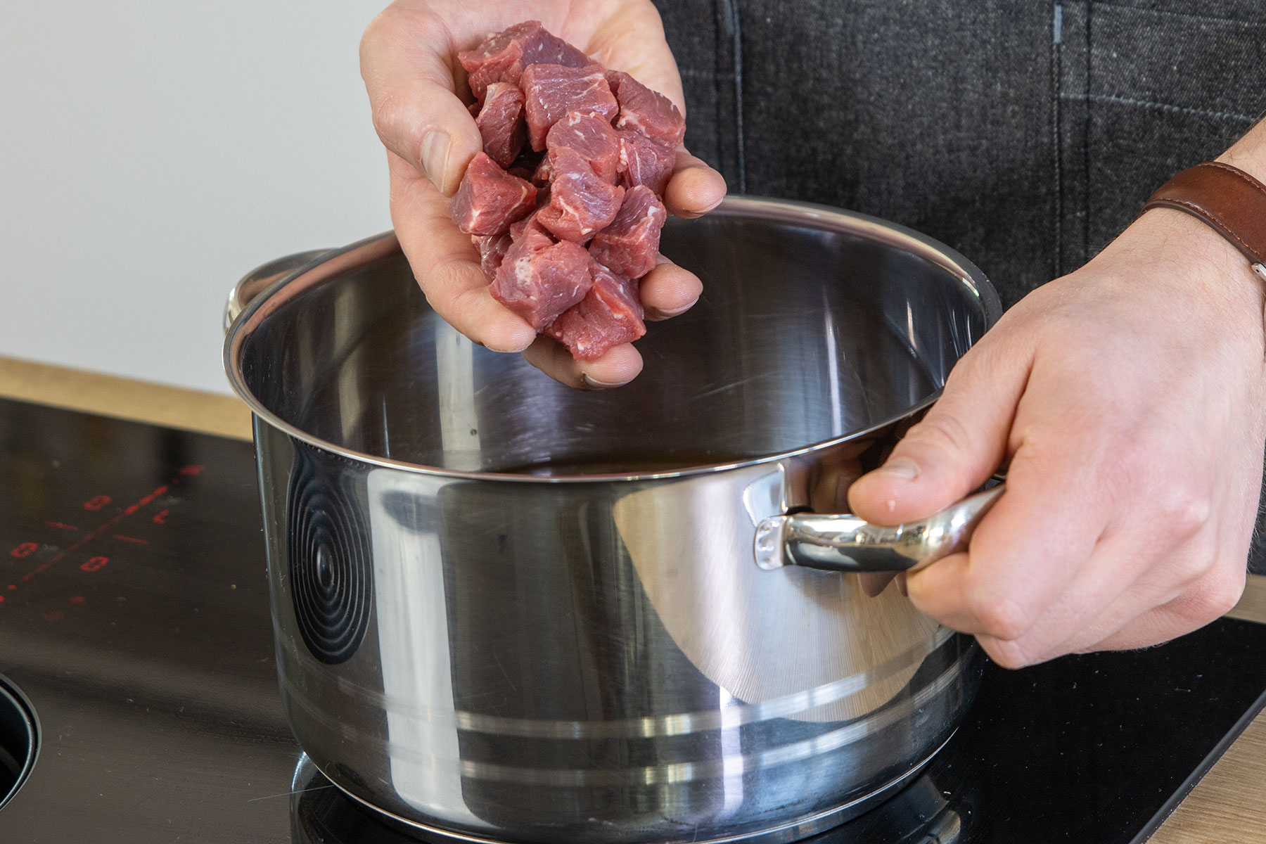 Rindfleisch in Rinderfond geben