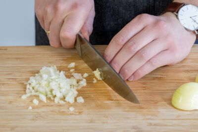Zwiebel und Knoblauch schneiden