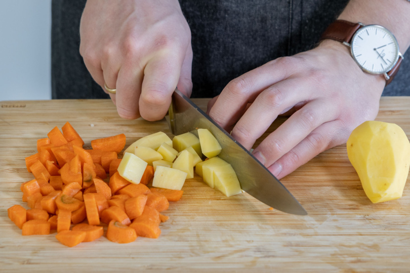 Kartoffel und Karotte schneiden