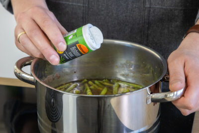 Mit Bohnenkraut sowie Salz und Pfeffer abschmecken