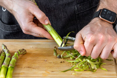 grünen Spargel schälen