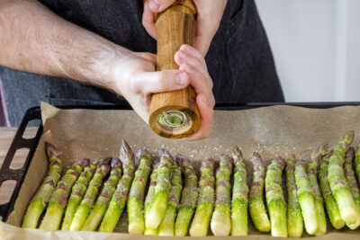 grünen Spargel würzen