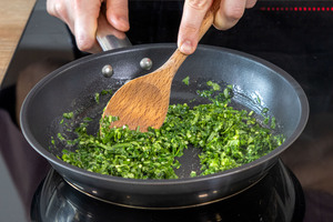 Kräuter in Butter schwenken