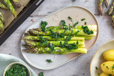 grüner Spargel aus dem Backofen