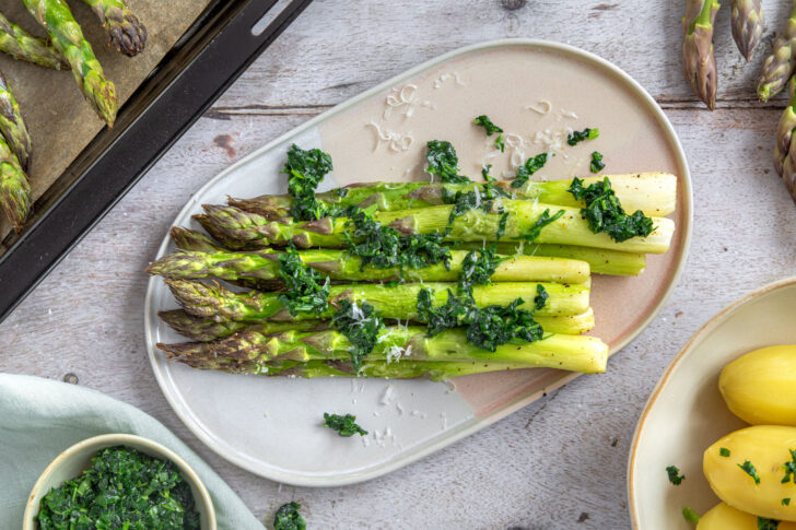 grüner Spargel aus dem Backofen
