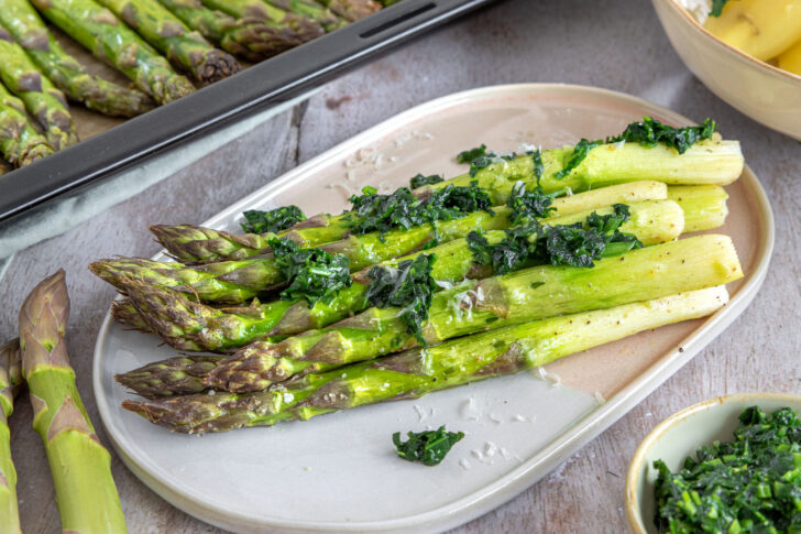 grüner Spargel aus dem Backofen