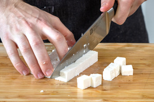 Feta würfeln