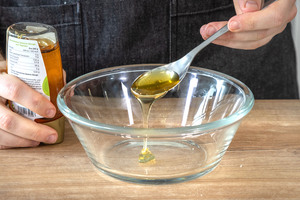 Agavendicksaft in eine Schüssel geben