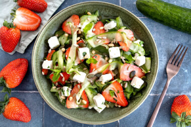Gurkensalat mit Erdbeeren und Feta