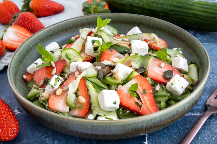 Gurkensalat mit Erdbeeren und Feta