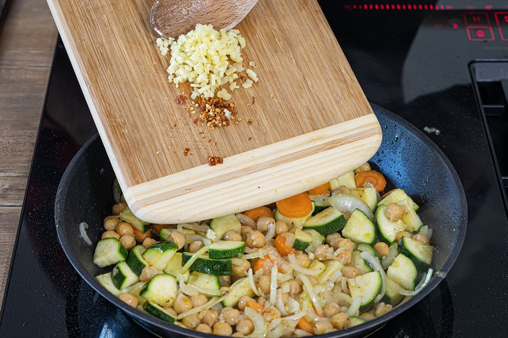 Ingwer und Chili zum Gemüse geben