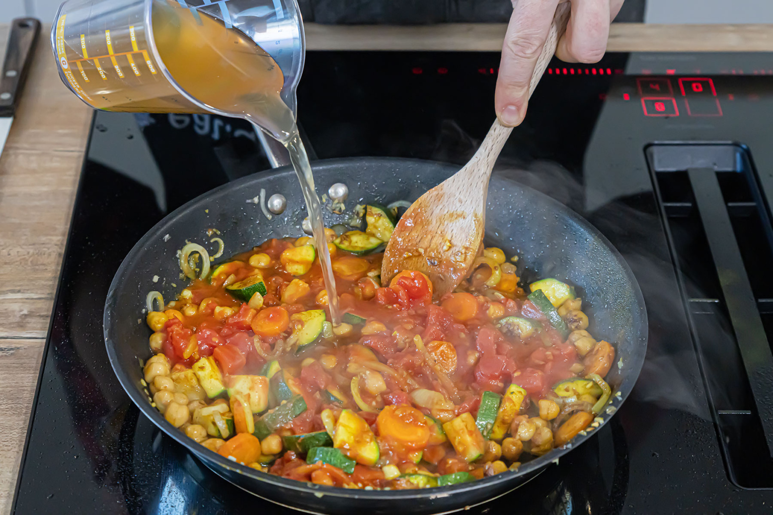 Hähnchen-Tajine mit Gemüse | Rezept - eat.de