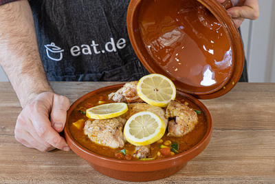 Tajine abdecken und im Backofen garen