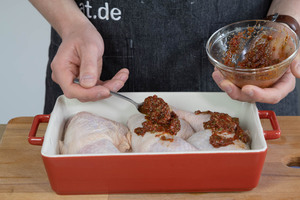 Hähnchenschenkel mit der Marinade einreiben