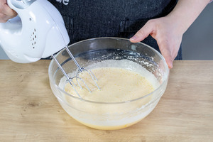 Eier und Zucker schaumig schlagen