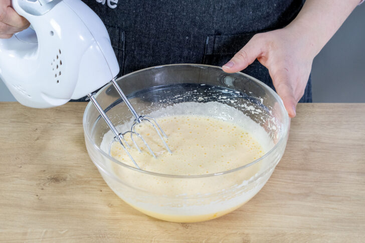 Eier und Zucker schaumig schlagen