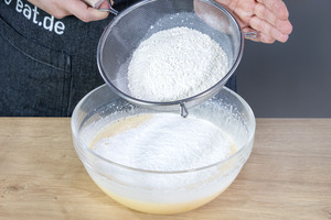 Mehl und Backpulver hinein sieben