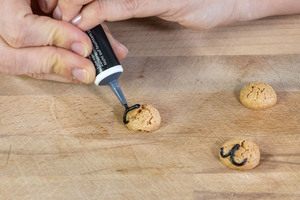 Mund auf Amarettini Keks mit Zuckerschrift malen