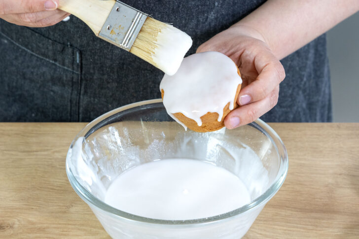 Helle Zuckerglasur auf Muffin für Kinder streichen