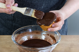 Dunklen Zuckerguss auf Muffin für Kinder streichen