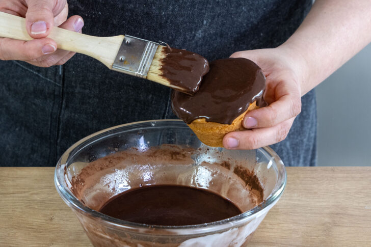 Dunklen Zuckerguss auf Muffin für Kinder streichen